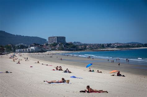 Vigo regresa a la arena nada más reabrirse las playas al ...