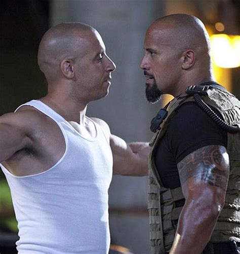Vin Diesel y Dwayne Johnson Marcando Musculos en la ...