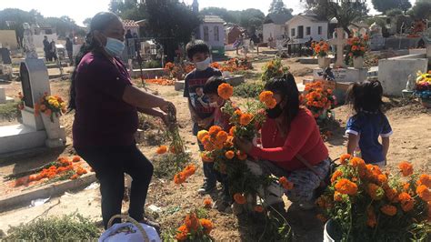 Visitan cementerios en Rosarito por Día de los Muertos ...