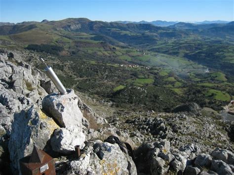 Vista del valle de Karrantza desde la Peña de Ranero ...