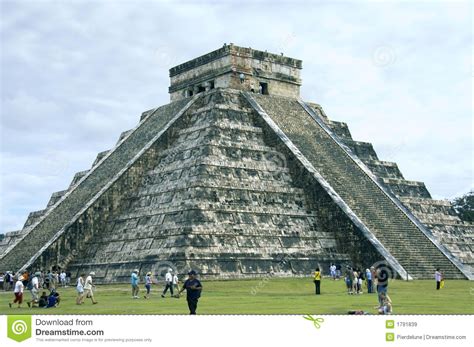 Vista Lateral De Chichen Itza De La Pirámide Imágenes de ...