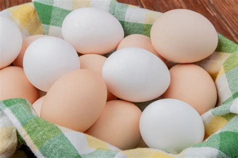Vista superior de huevos de gallina de color blanco y crema sobre un ...