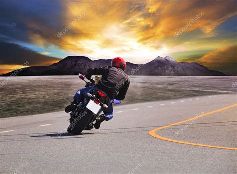 Vista trasera del hombre joven en motocicleta en curva de ...