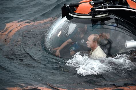 Vladimir Putin rides sub to bottom of Black Sea to view ...