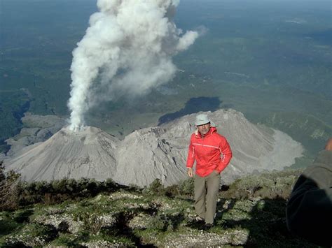 Volcán erupciona cada hora desde hace casi un siglo ...
