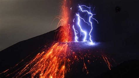 Volcán hace erupción y fenómeno natural causa admiración ...