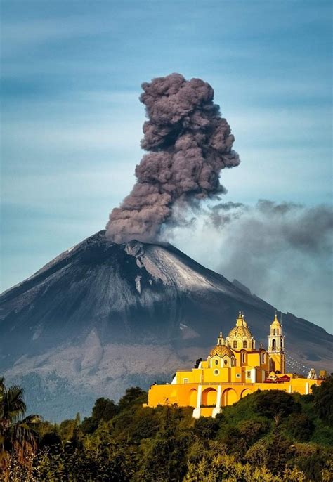 Volcán Popocatépetl e iglesia de Nuestra Señora de los Remedios en ...