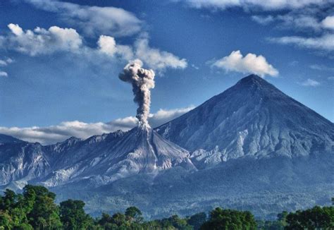 Volcán Santiaguito en actividad y volcán Santa Maria a un ...