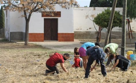 Voluntarios plantan un jardín para polinizadores en La ...