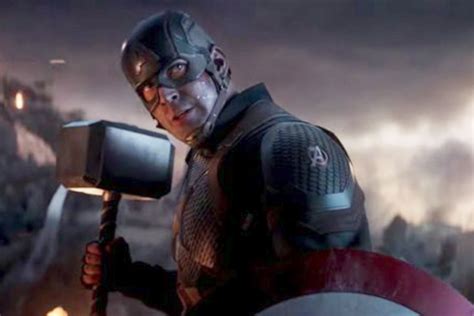 Vuelvan a ver al Capitán América levantando el Mjolnir en ...