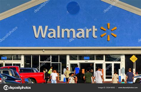 Walmart Tienda Por Menor Puerta Entrada Cliente Ocupado — Foto ...