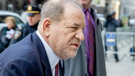 Weinstein Prozess: Staatsanwältin trägt Schlussplädoyer vor | Promiflash.de