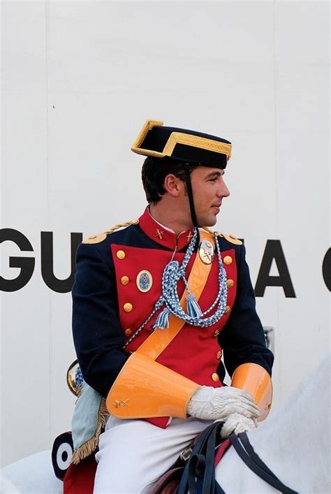 What is the history of the hat worn by the Spanish Guardia ...