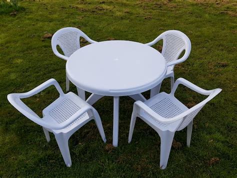 White Plastic Garden Furniture   Round Table, 4 x Lattice ...