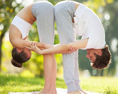 Yoga en pareja para construir la confianza | LatinOL.com Vida Social