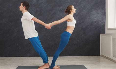 Yoga: Posturas que puedes hacer en pareja durante la cuarentena   Foto 1