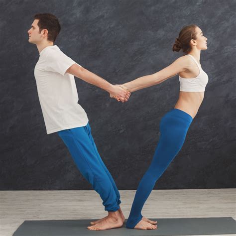 Yoga: Posturas que puedes hacer en pareja durante la cuarentena   Foto 1