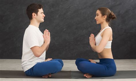Yoga: Posturas que puedes hacer en pareja durante la cuarentena   Foto 2