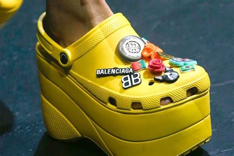 Zapatos feos ugly chic diseñadores crocs Balenciaga ...