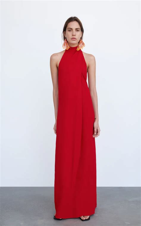 Zara presenta una colección de looks de invitada perfecta   Vestido plisado